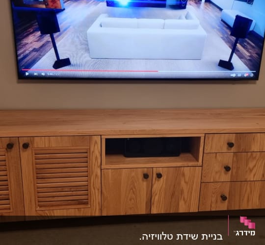 ארון עץ עם דלתות ומגירות, עשוי עץ טבעי